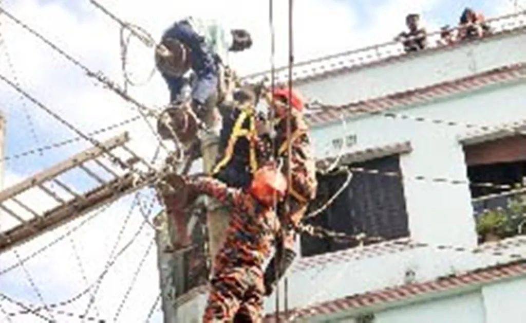 বিদ্যুতের সংযোগ মেরামত করতে গিয়ে আহত পিডিবিকর্মীকে উদ্ধার করলেন ফায়ার সার্ভিস